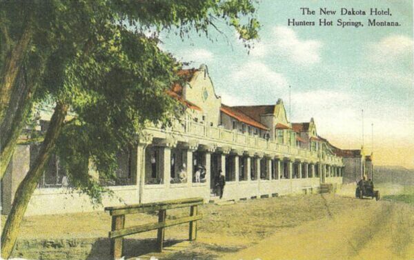 Circa 1910 photo of the Dakota Hotel